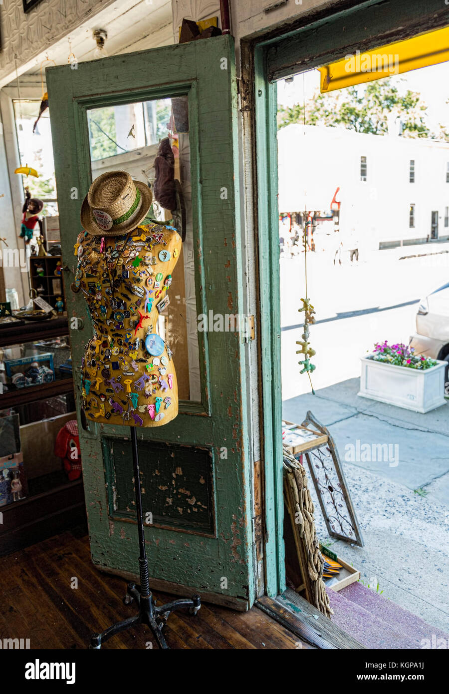 Intérieur d'une entrée de magasin avec support pour mannequin et épingles. Porte avec peinture ancienne qui s'écaille. Banque D'Images