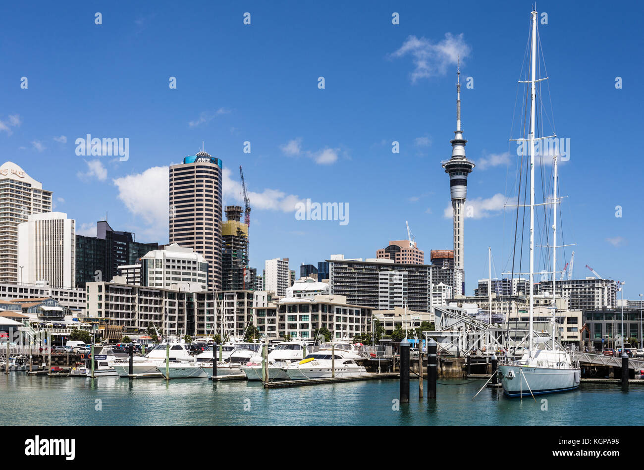 Auckland, Nouvelle-Zélande - 1 mars, 2017 : yachst ancrée dans le Viaduct Harbour à Auckland avec le quartier des affaires et de la skyline de new Sky tower Banque D'Images