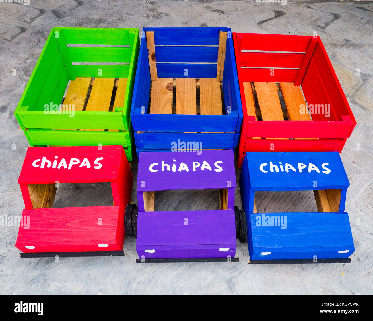 Camions jouets mexicaines colorées avec l'inscription 'Chiapas' Banque D'Images