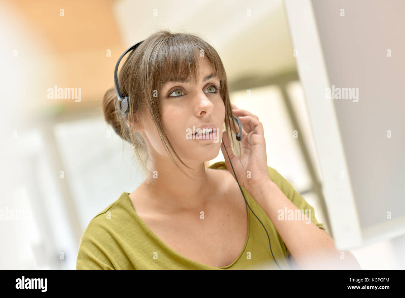 Séduisant jeune représentant des ventes avec casque Banque D'Images