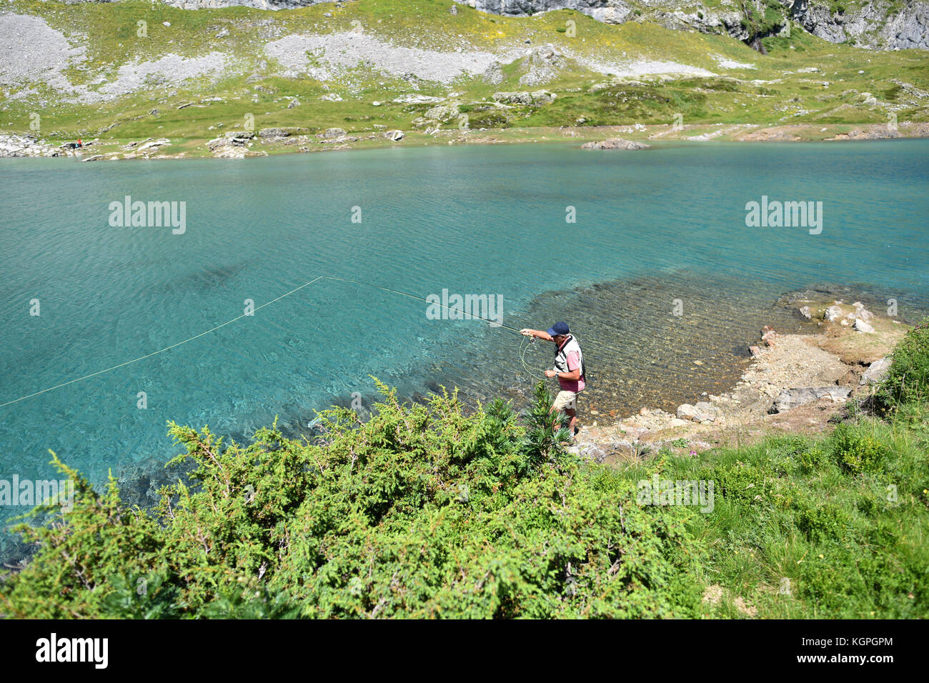Vue de dessus de la pêche en lac de montagne flyfisherman Banque D'Images