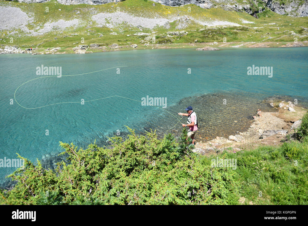 Vue de dessus de la pêche en lac de montagne flyfisherman Banque D'Images