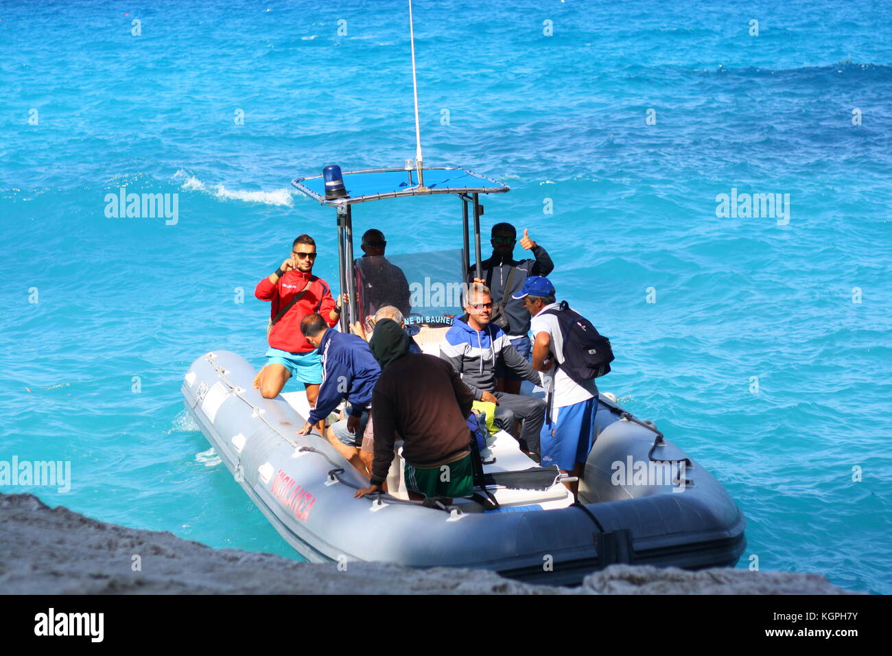 Un petit bateau gonflable Vigilanza sur l'eau de mer bleue en Sardaigne, Italie Banque D'Images