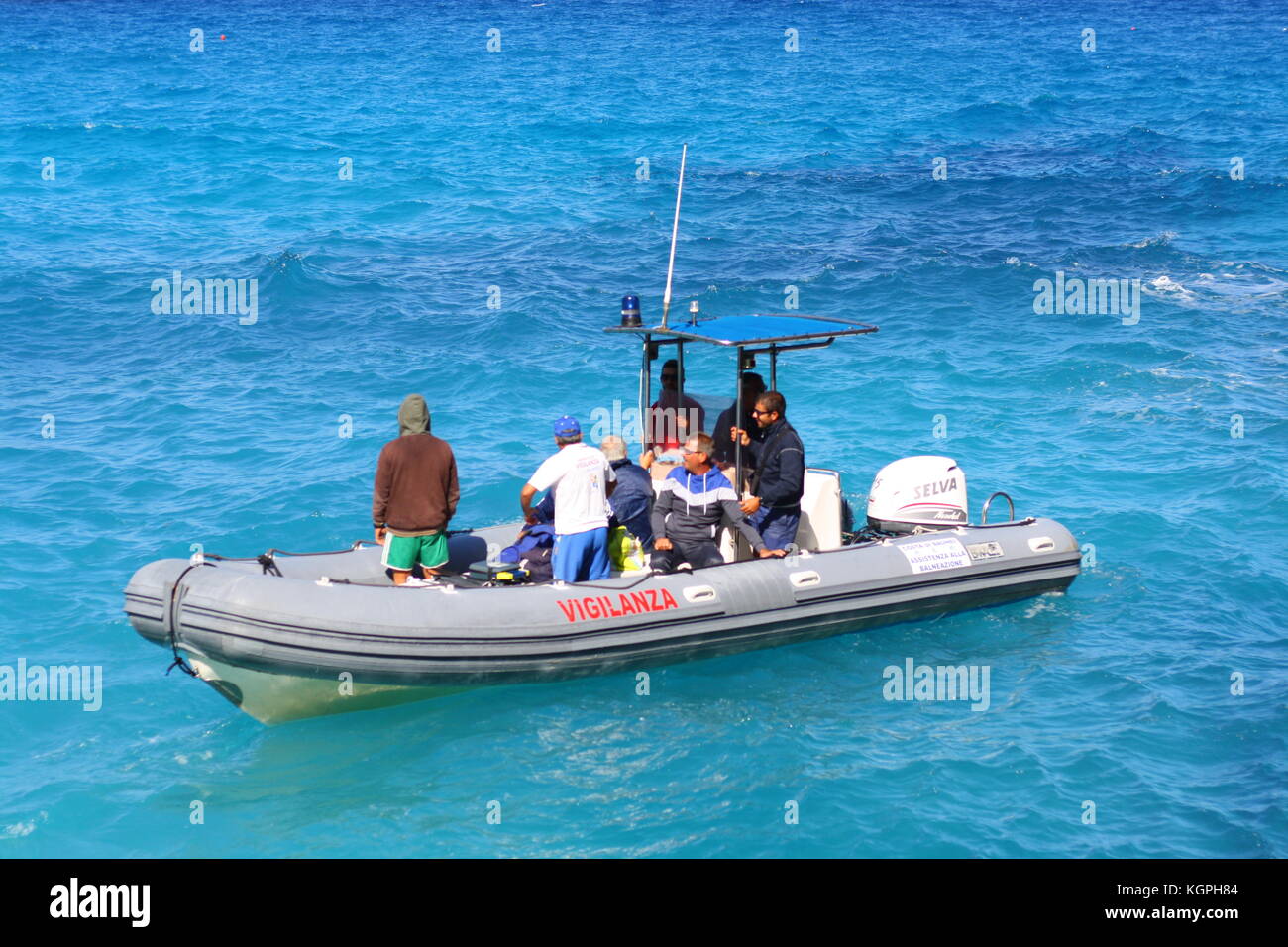 Un petit bateau gonflable Vigilanza sur l'eau de mer bleue en Sardaigne, Italie Banque D'Images