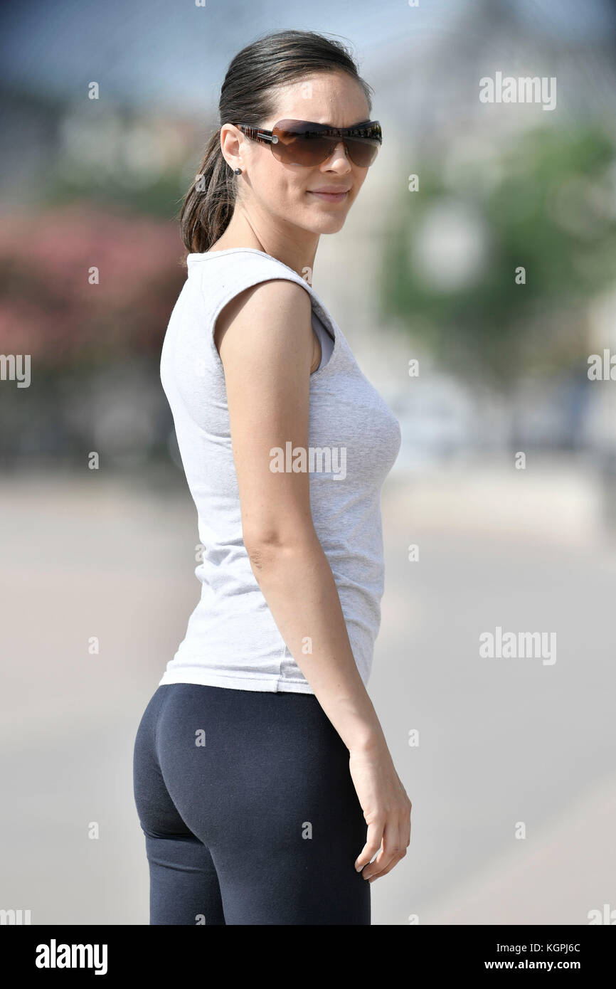 Femme en tenue de jogging wearing sunglasses Banque D'Images