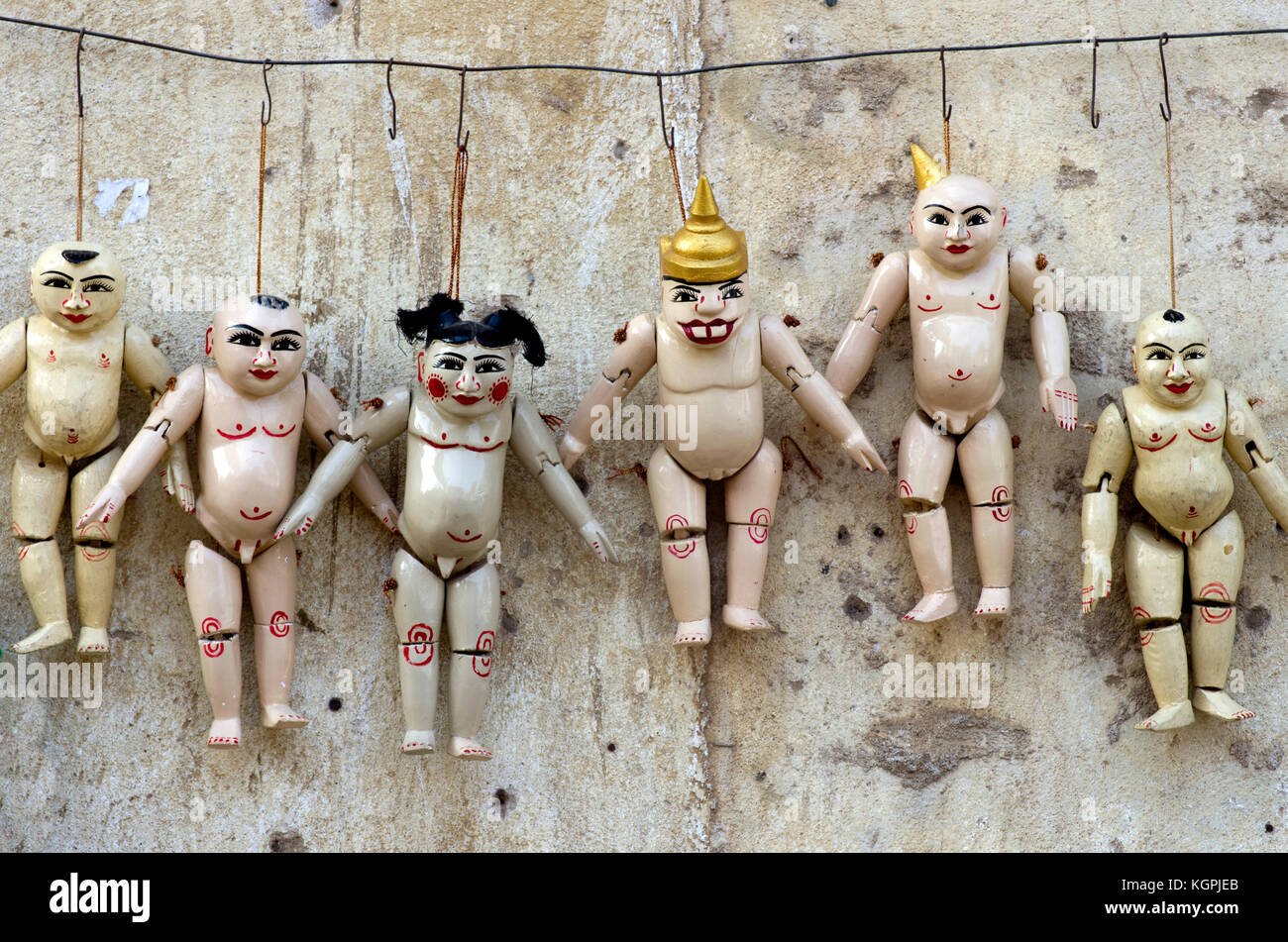 Marionnettes sur une chaîne affichée dans un marché local, marché Myanmar Bagan Banque D'Images