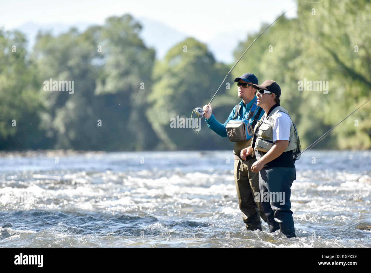 Flyfisherman avec guide de pêche en rivière Banque D'Images