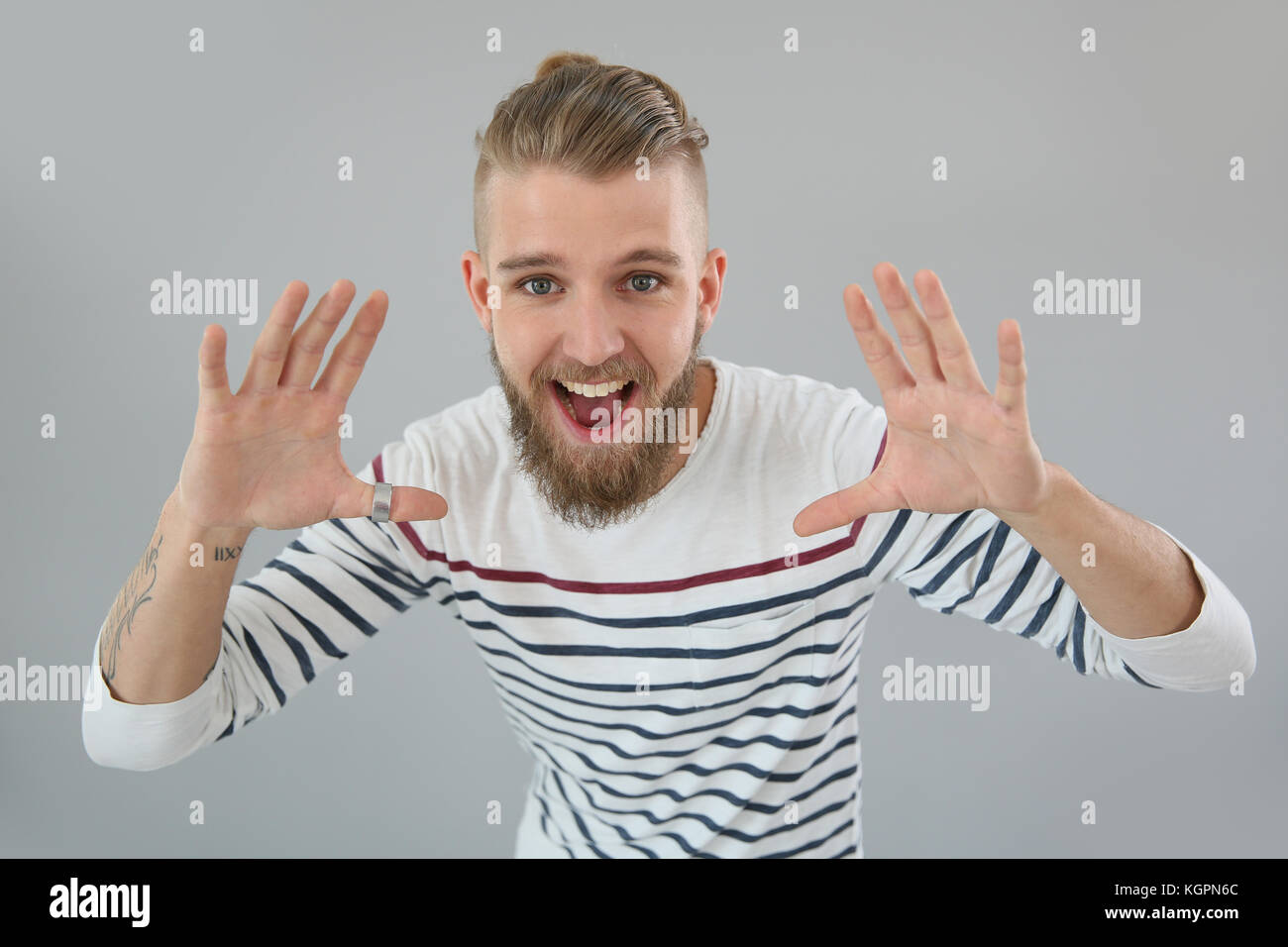 Mode joyeux guy criant à haute voix Banque D'Images