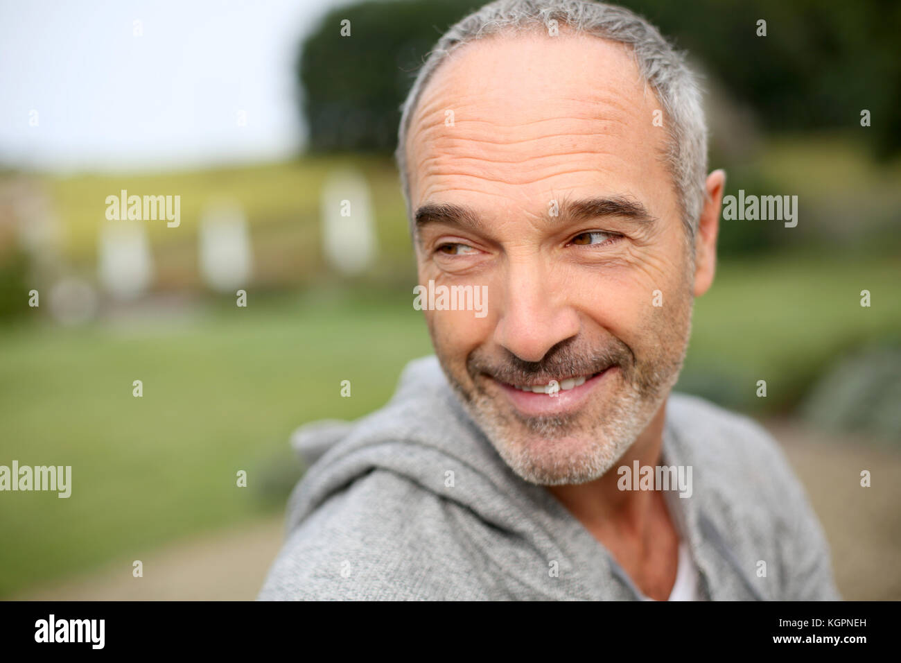 Cheerful casual man in countryside Banque D'Images