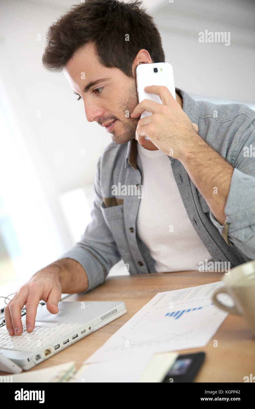 Vendeur travail à domicile et parlant au téléphone Photo Stock - Alamy