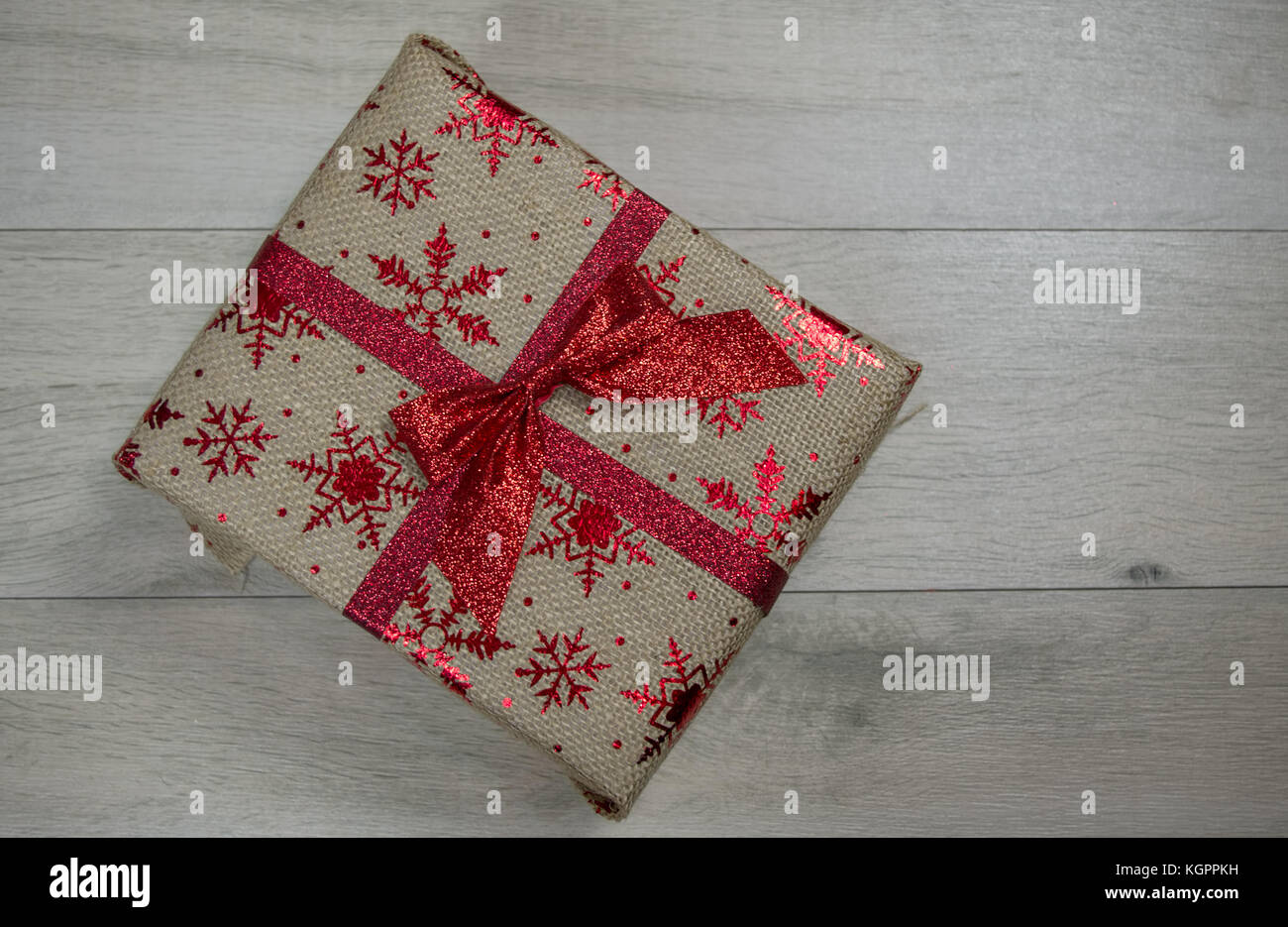 Flocon de toile rouge et enveloppé cadeau de noël sur un fond de bois Banque D'Images