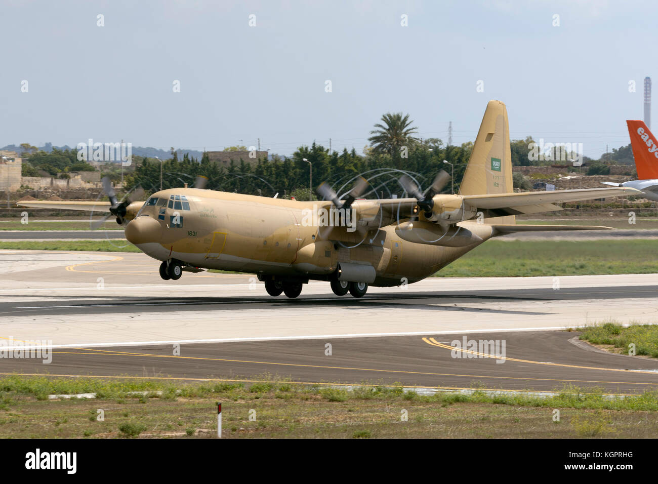 Saudi Arabian air force lockheed c-130h-30 Hercules (l-382) [1631], décoller de la piste 31. Banque D'Images