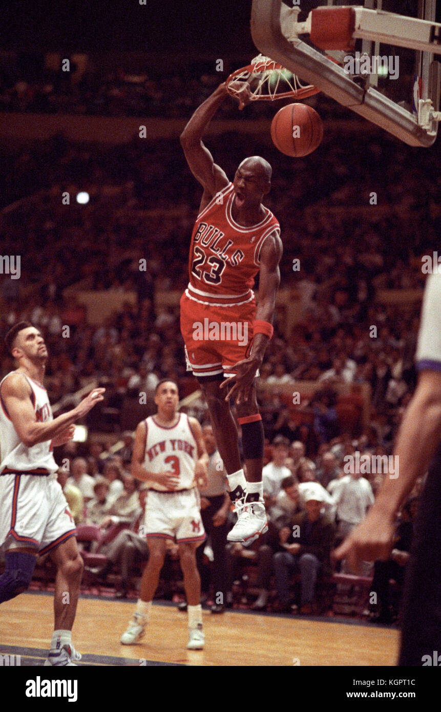 Michael Jordan des Chicago Bulls tremper dans un match contre les New York Knicks au Madison Square Garden en 1991. Banque D'Images
