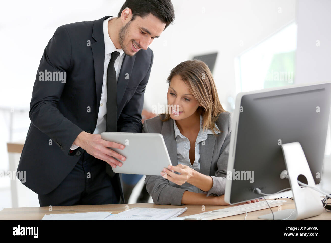 Business people working on tablet Banque D'Images