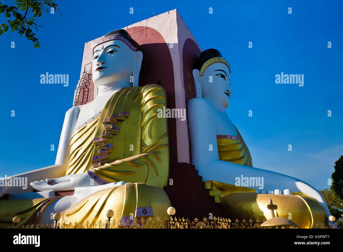 Bouddhas assis à la Pagode Kyaik Pun, Bago, Myanmar Banque D'Images
