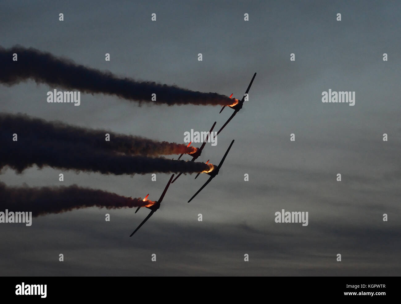 Formation d'avions à hélice vole dans le ciel de nuit Banque D'Images