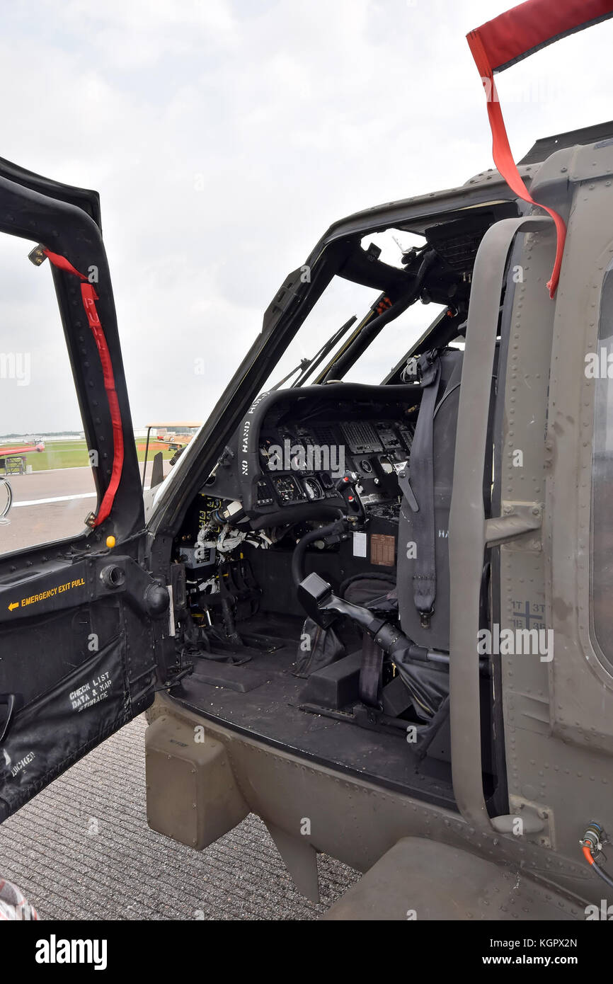 Hélicoptère militaire sur le terrain ouvrir porte du poste de pilotage Banque D'Images