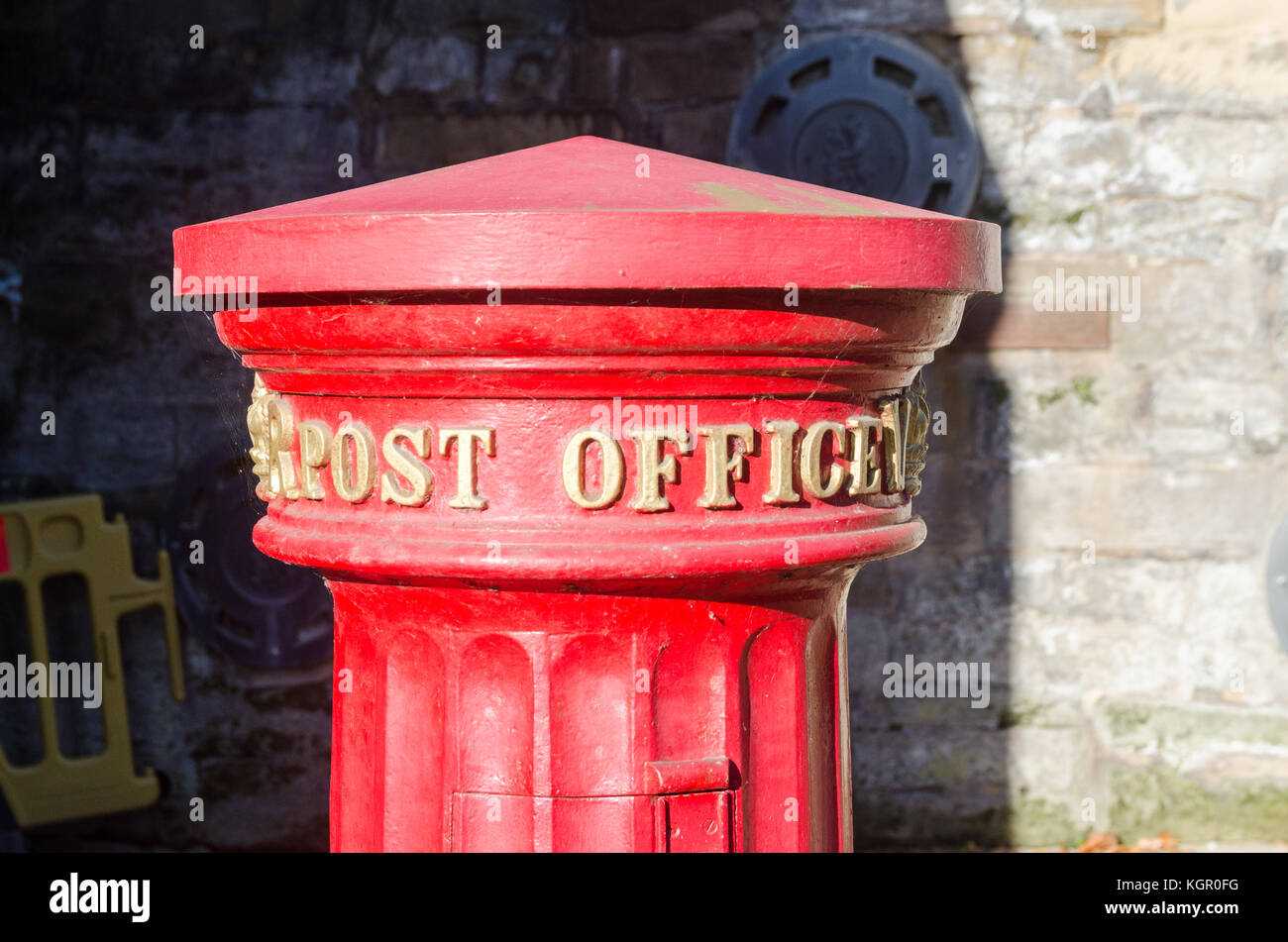 Vintage red Royal Mail post box avec de l'or écrit à Warwick, ROYAUME UNI Banque D'Images