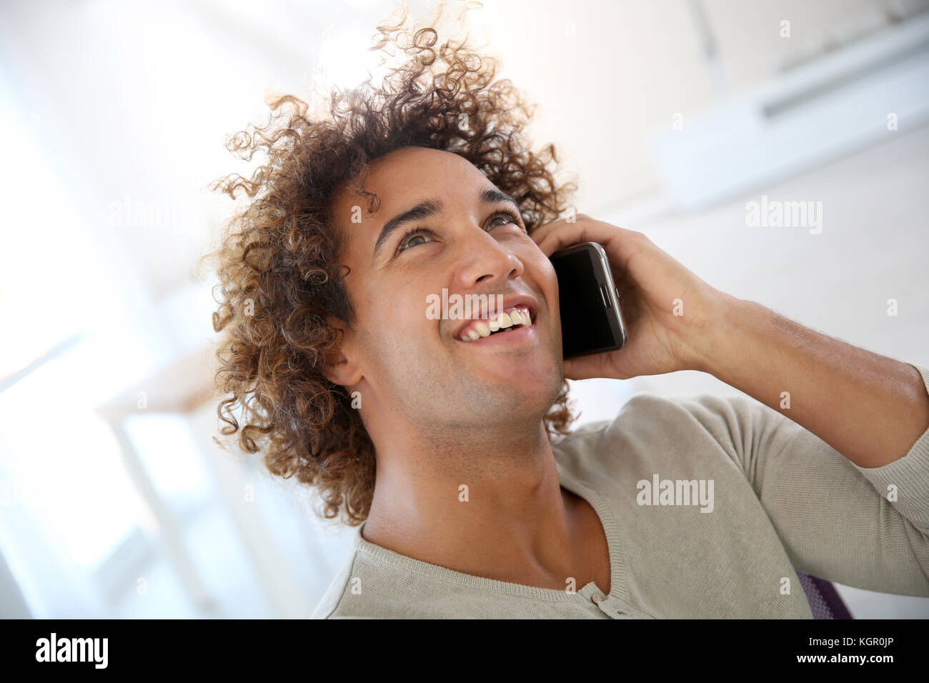 Smiling man talking on mobile phone Banque D'Images