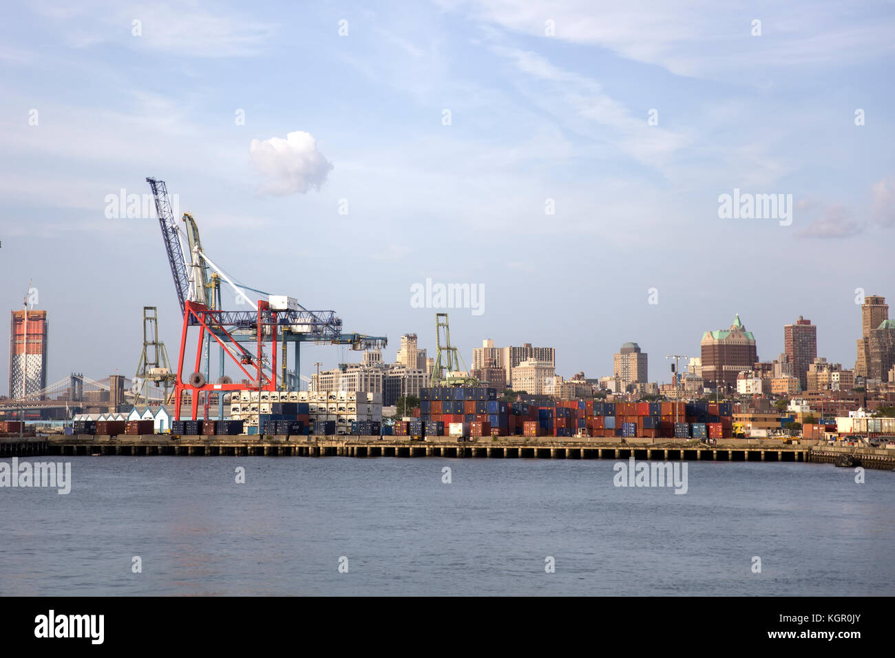 Voir à grues dans Red Hook Container Terminal à New York. Banque D'Images