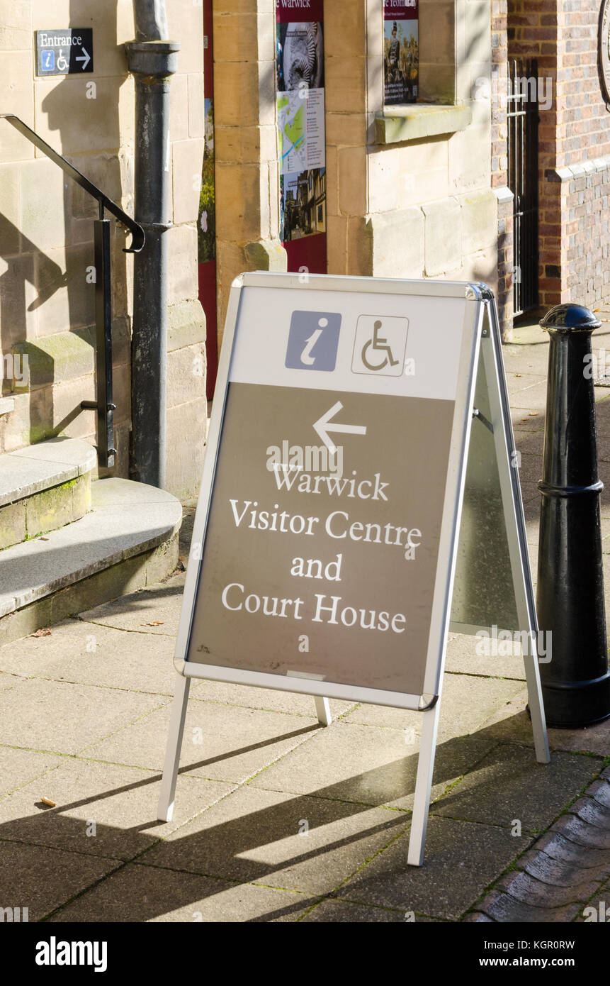 Signe pour Warwick Court House et centre d'accueil en Jury Street, Warwick, Royaume-Uni Banque D'Images