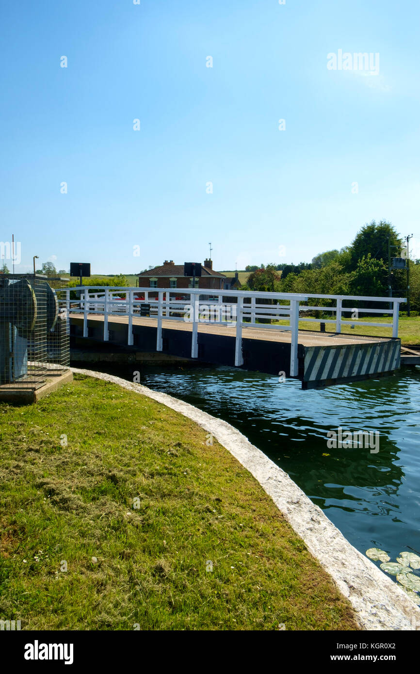 Le pont bascule à travers le canal de la netteté et de Gloucester à Purton après qu'un bateau a traversé, Gloucestershire, Royaume-Uni Banque D'Images