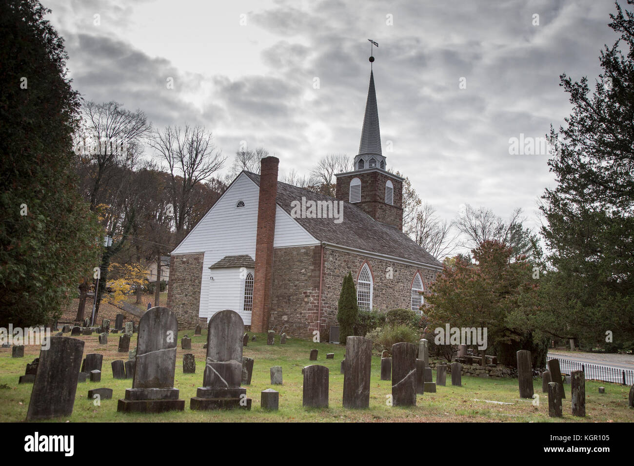 Une église connue sous le nom de l'ancienne église en pierre avec un cimetière derrière Banque D'Images