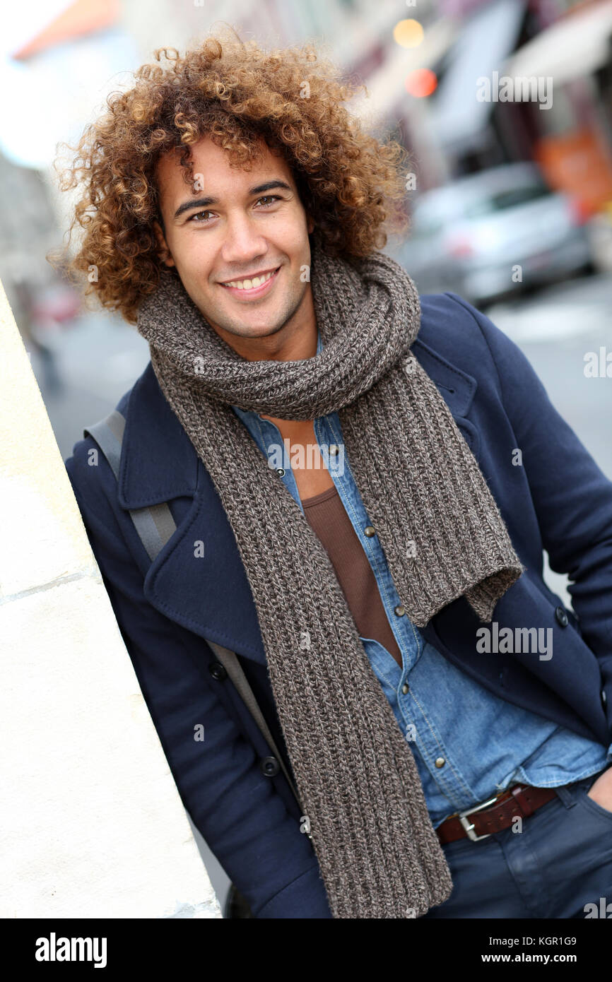 Handsome mixed-couru guy in city street Banque D'Images