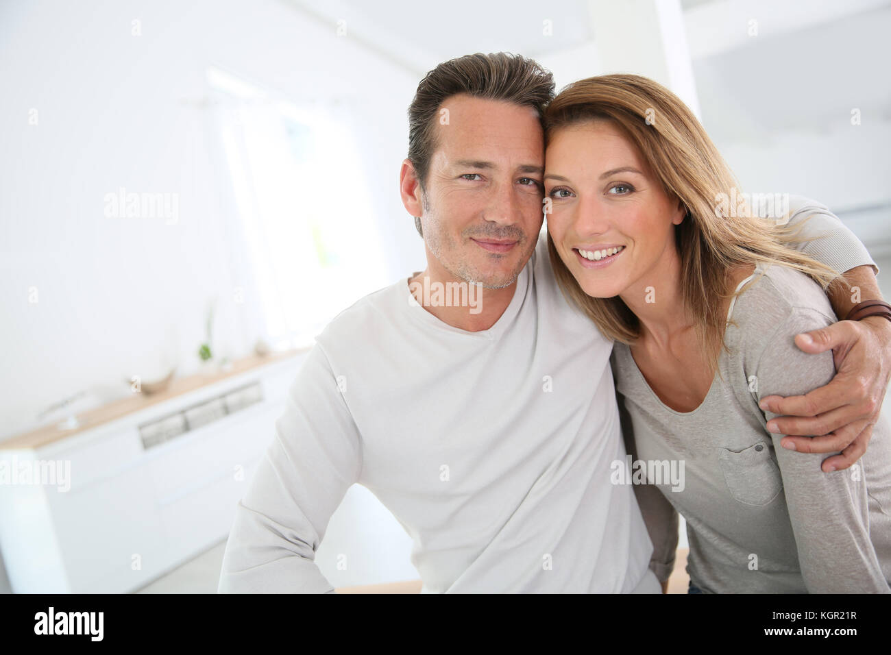 Jolie 40 ans couple at home Banque D'Images