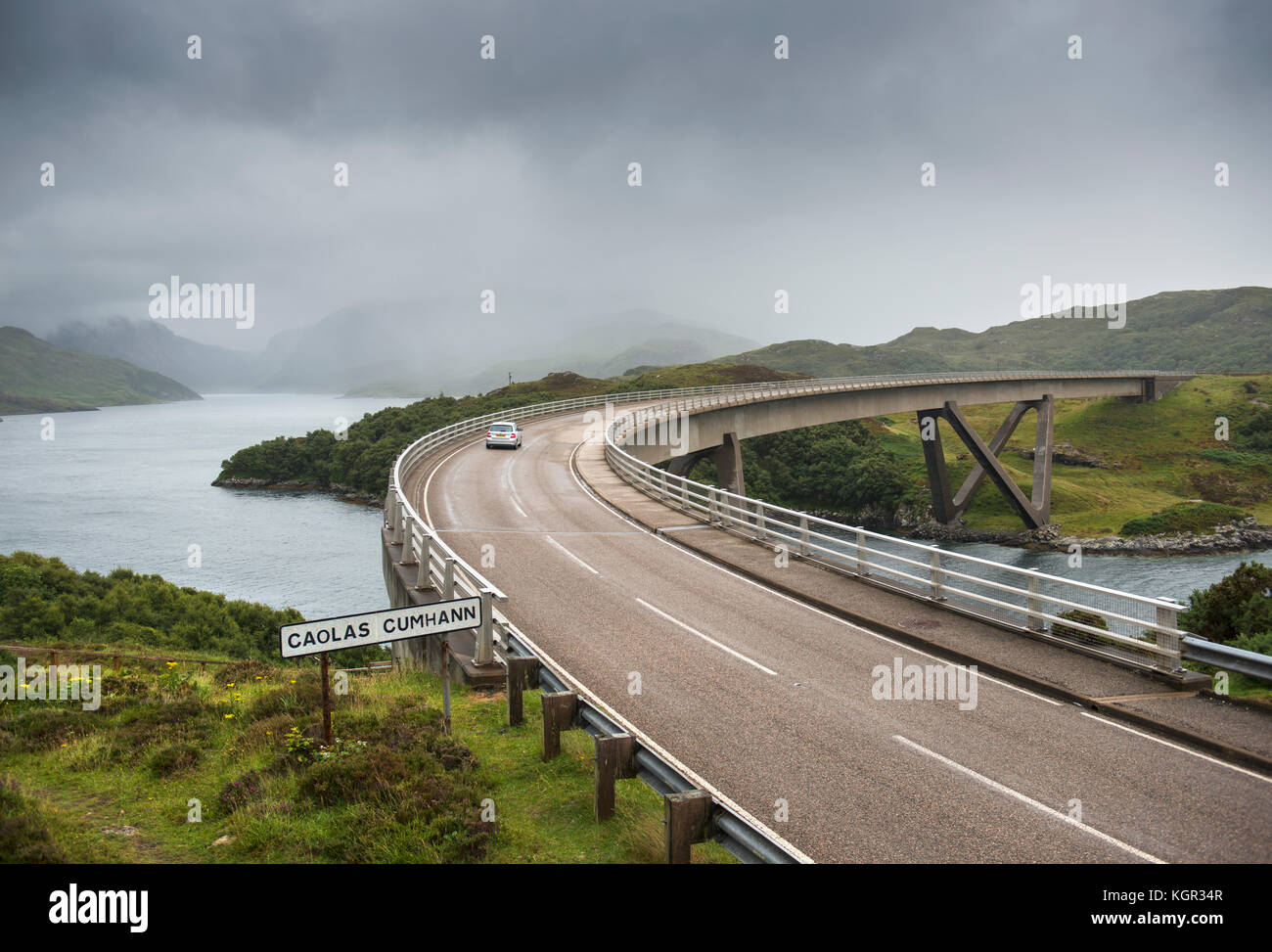 Conduite de voiture sur Kylesku Pont sur le Loch une Chairn Bhain à Sutherland, en Écosse, une partie de la côte nord 500 Scenic Drive Banque D'Images
