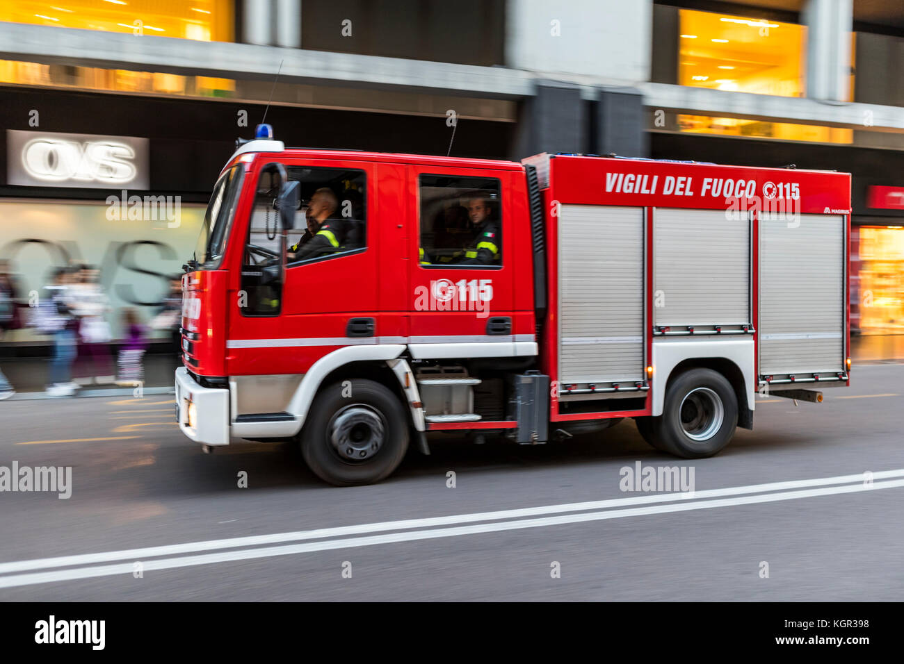 Camion de service d'incendie. La vie de la ville de Bologne, en Italie. Banque D'Images