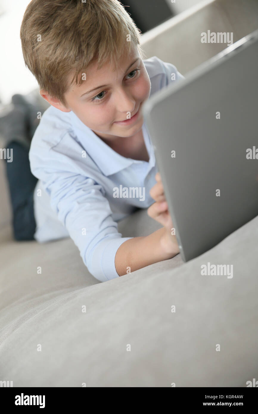 Portrait of pre-teen jouant avec tablet Banque D'Images
