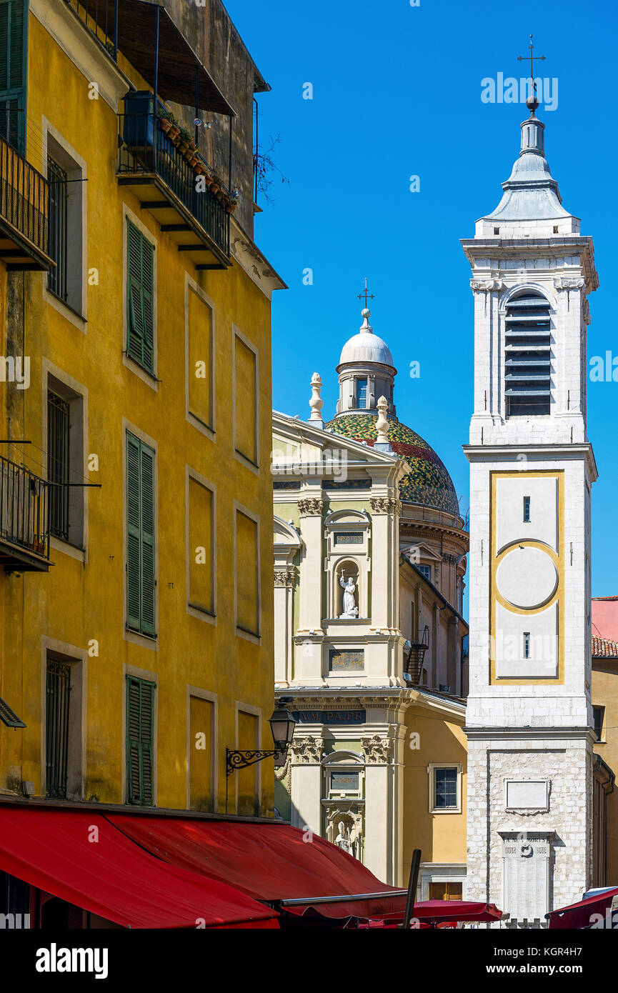 Alpes-Maritimes (06), Nice. Façades colorées de la vieille ville, place Rossetti et la cathédrale Sainte Réparate // France, Alpes-Maritimes (06), NIC Banque D'Images