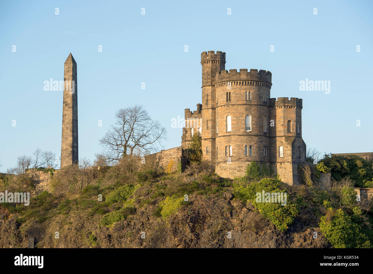 Bâtiments historiques sur Calton Hill, Édimbourg : Le Monument des martyrs et les gouverneurs Maison de la vieille prison de Calton. Banque D'Images