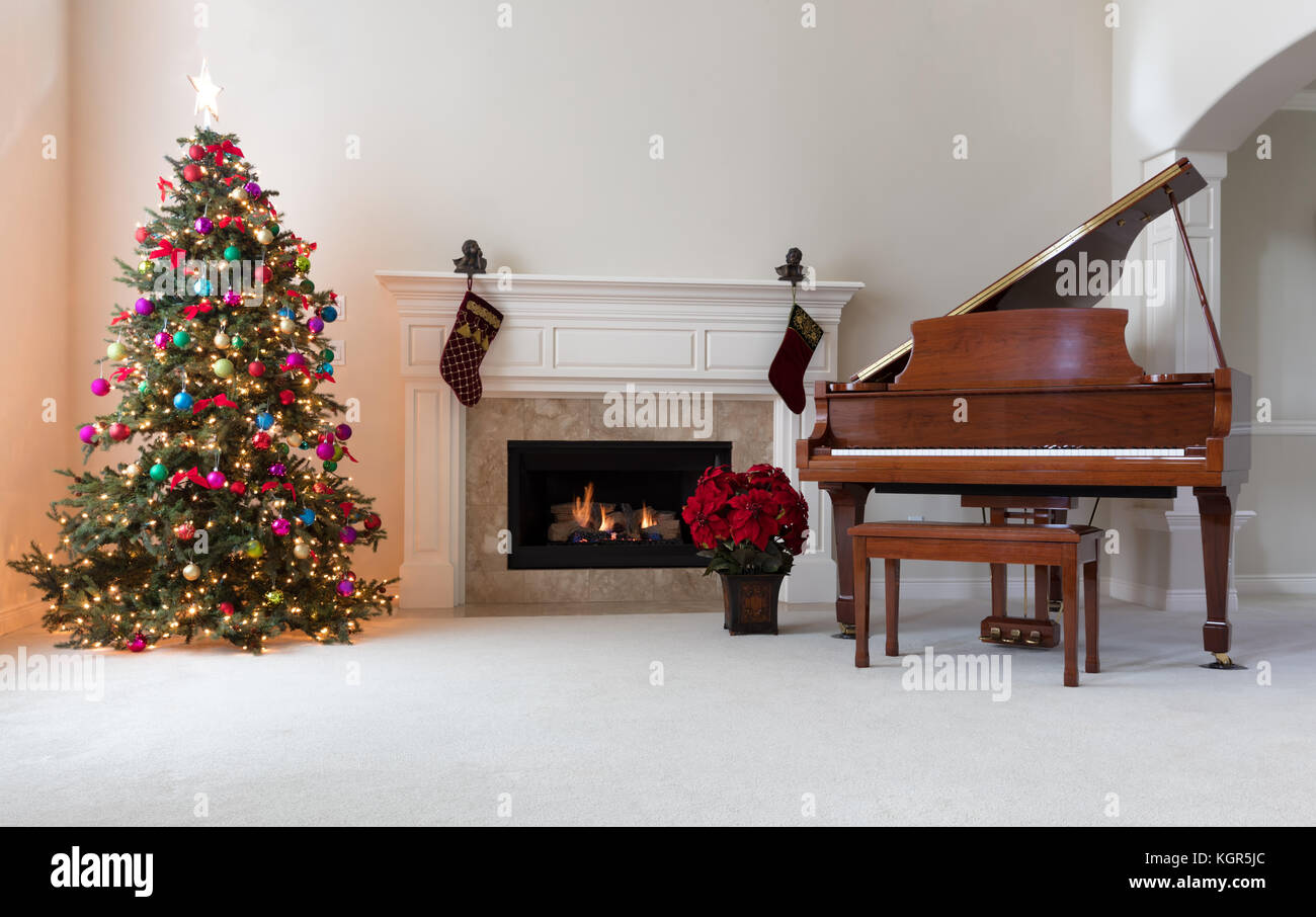 Maison décorée pour Noël fêtes avec cheminée rougeoyante Banque D'Images