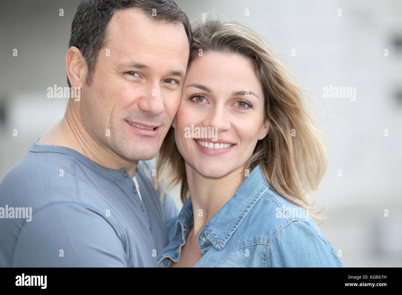 Portrait of happy couple standing outdoors Banque D'Images