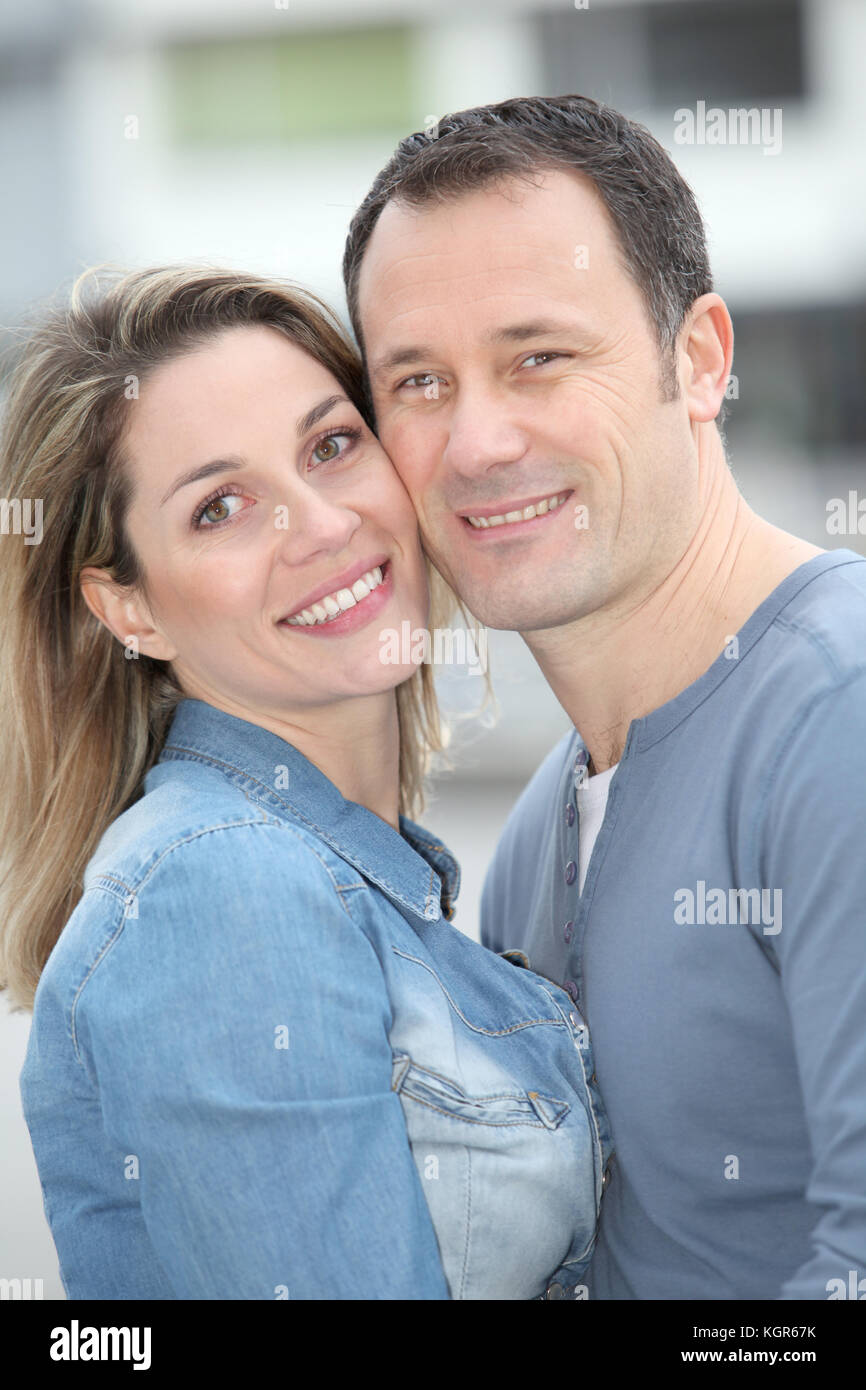 Portrait of happy couple standing outdoors Banque D'Images