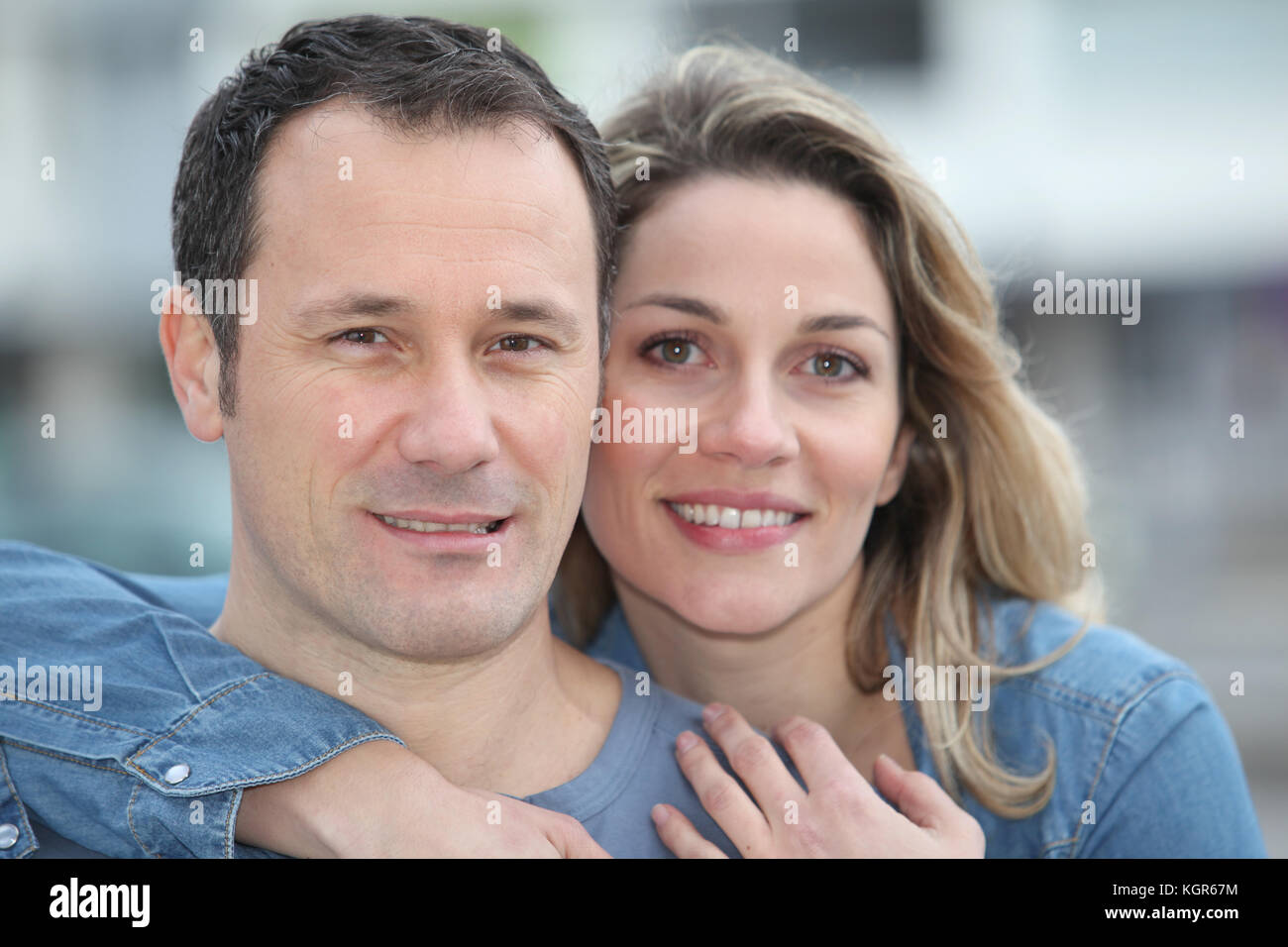 Portrait of happy couple standing outdoors Banque D'Images