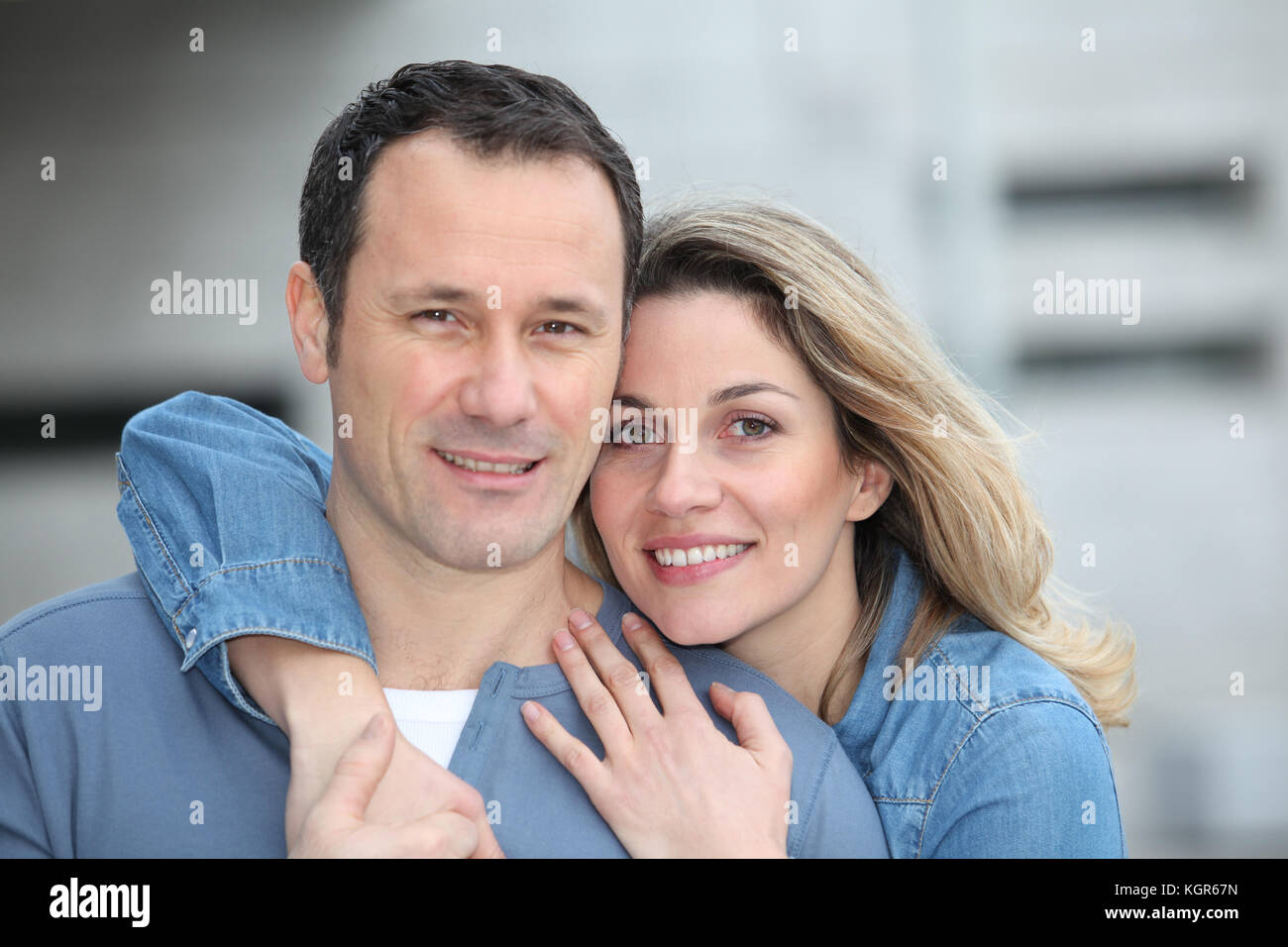 Portrait of happy couple standing outdoors Banque D'Images