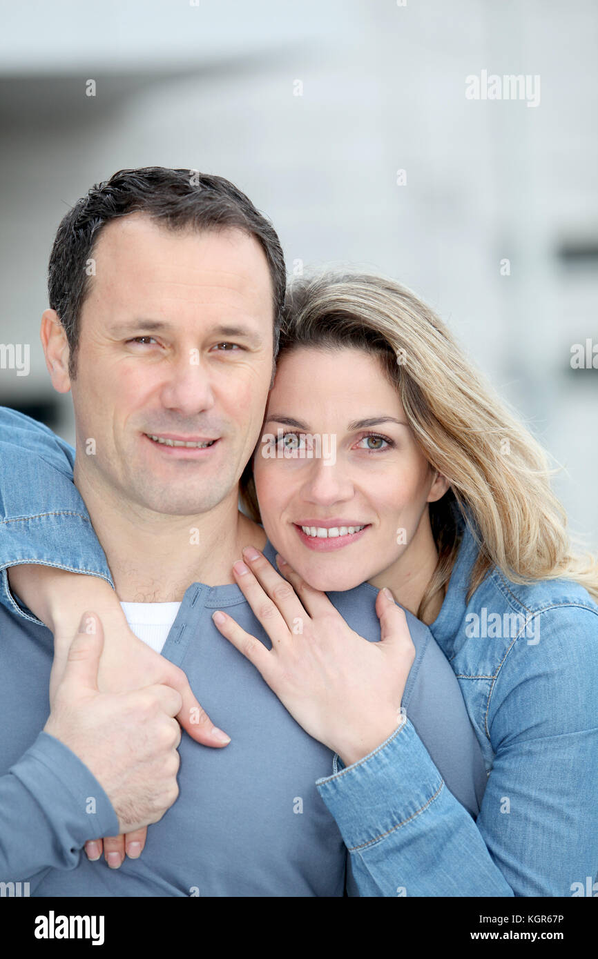 Portrait of happy couple standing outdoors Banque D'Images