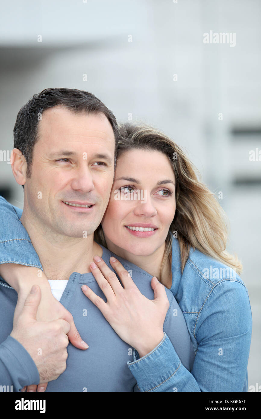 Portrait of happy couple standing outdoors Banque D'Images