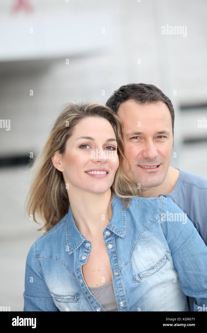 Portrait of happy couple standing outdoors Banque D'Images
