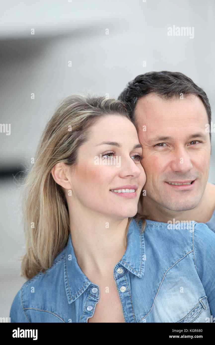 Portrait of happy couple standing outdoors Banque D'Images