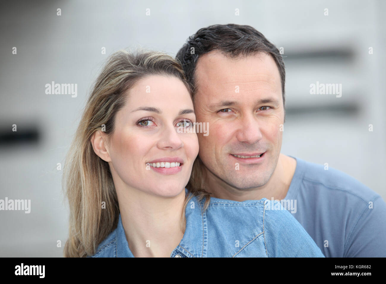 Portrait of happy couple standing outdoors Banque D'Images