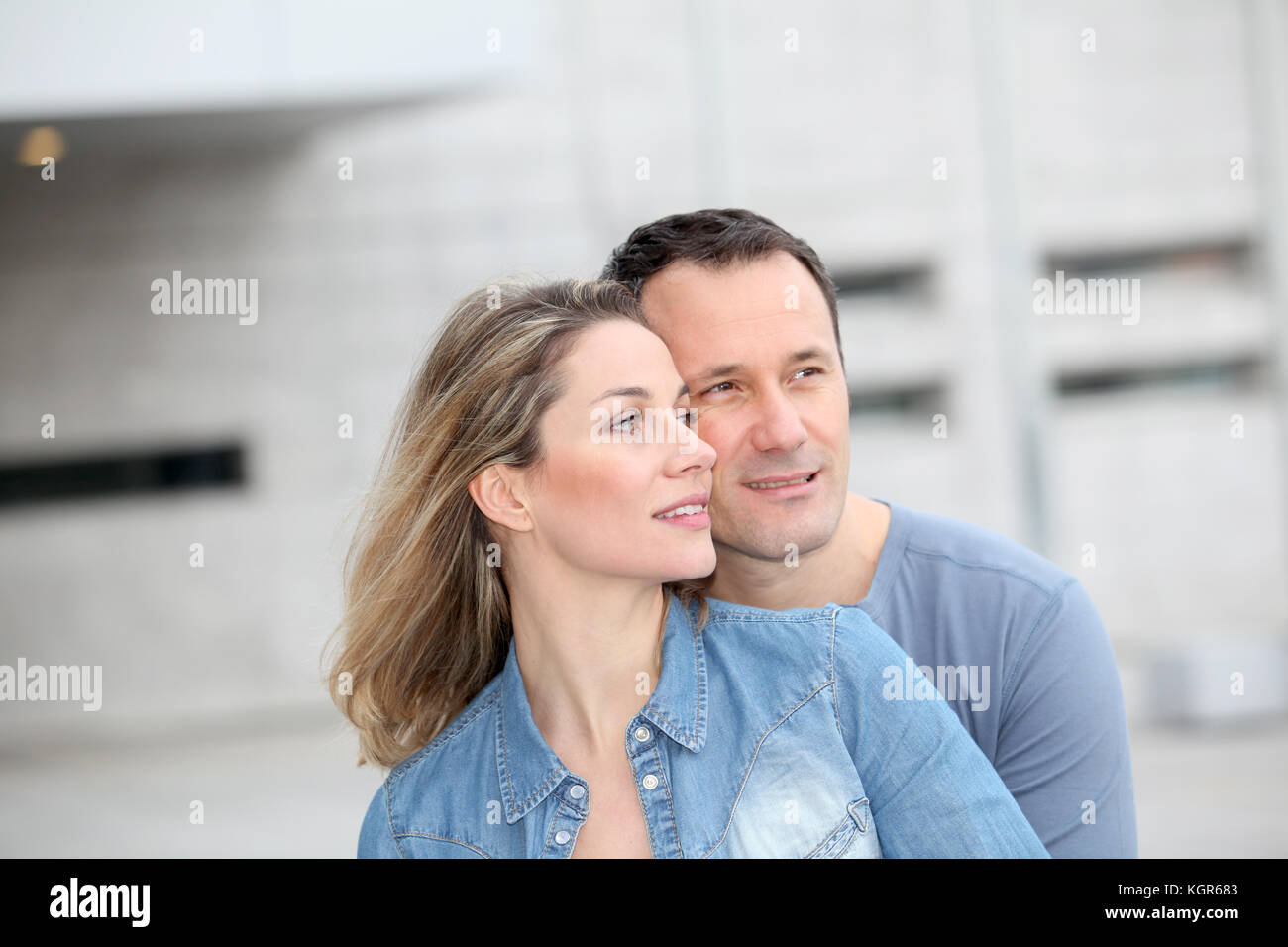Portrait of happy couple standing outdoors Banque D'Images