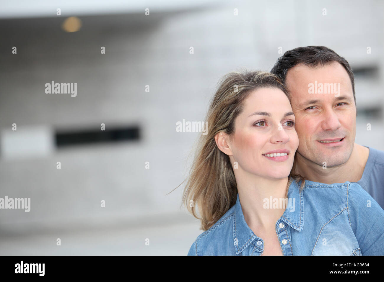 Portrait of happy couple standing outdoors Banque D'Images