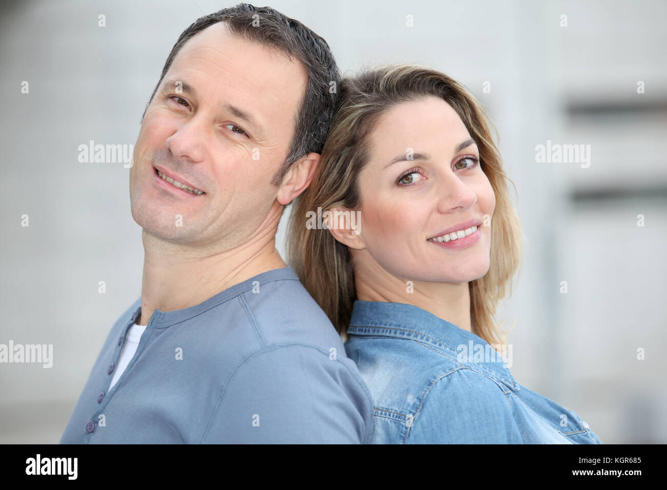 Portrait of happy couple standing outdoors Banque D'Images