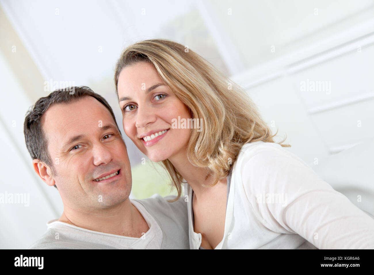 Portrait of happy couple at home Banque D'Images