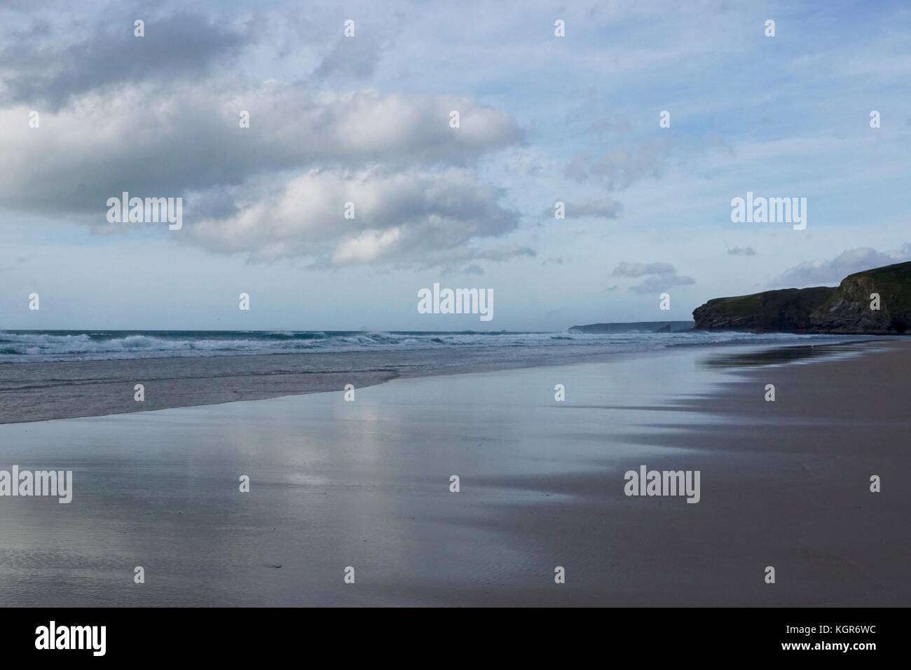 Les paysages marins et les nuages le long de la côte au Watergate Bay Banque D'Images