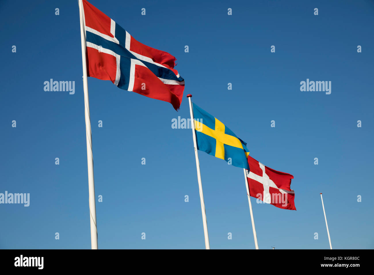 Les drapeaux des pays scandinaves contre le ciel bleu Banque D'Images